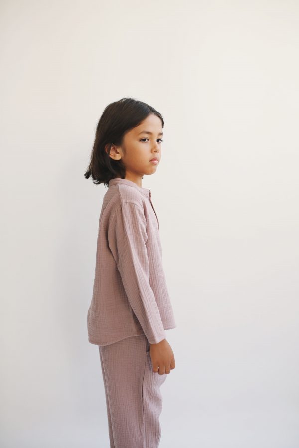 boy wearing the Leonard Shirt in Pale Mauve organic muslin cotton paired with the matching Levi Pant by the sustainable brand LiiLU, curated by Morsel Store located on Mallorca