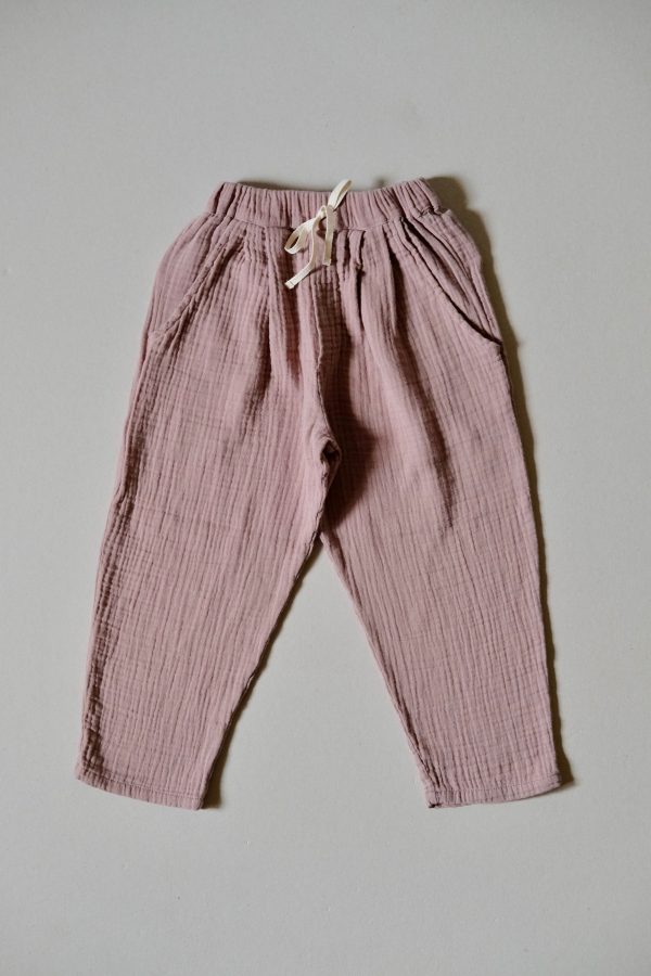 the Levi Pant in Pale Mauve organic muslin cotton by the sustainable brand LiiLU, curated by Morsel Store located on Mallorca