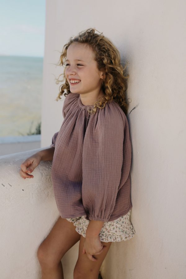 girl wearing the Liilu Blouse in Nude organic muslin cotton by the sustainable brand LiiLU, curated by Morsel Store located on Mallorca