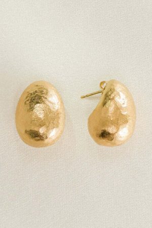 the Figuera teardrop Earrings in gold by the sustainable brand Agapé Studio, curated by Morsel store