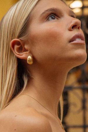 woman wearing the Figuera teardrop Earrings in gold by the sustainable brand Agapé Studio, curated by Morsel store