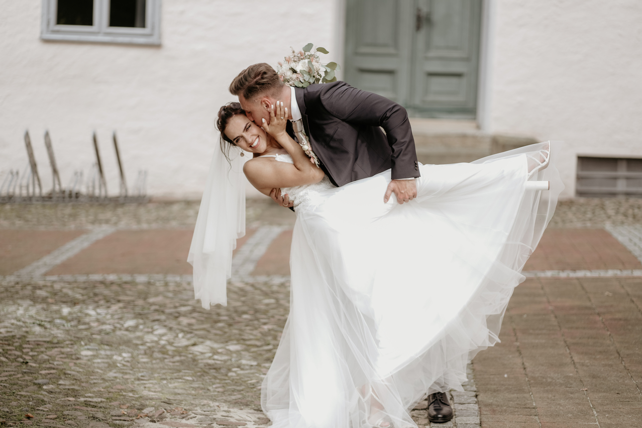 Brautpaar bei einem romantischen Moment am Hochzeitstag