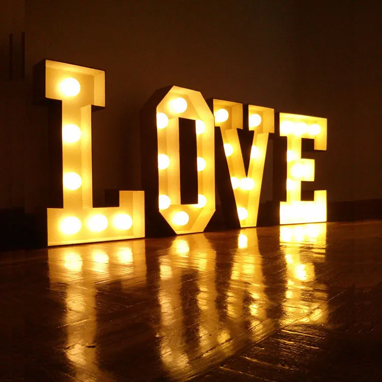 LOVE-Buchstaben