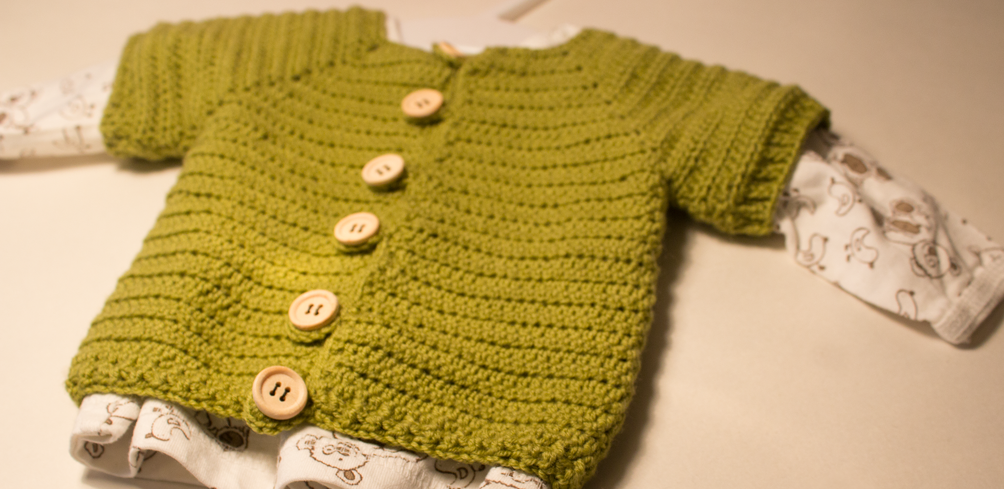 Hæklet baby cardigan – Moster Johanne