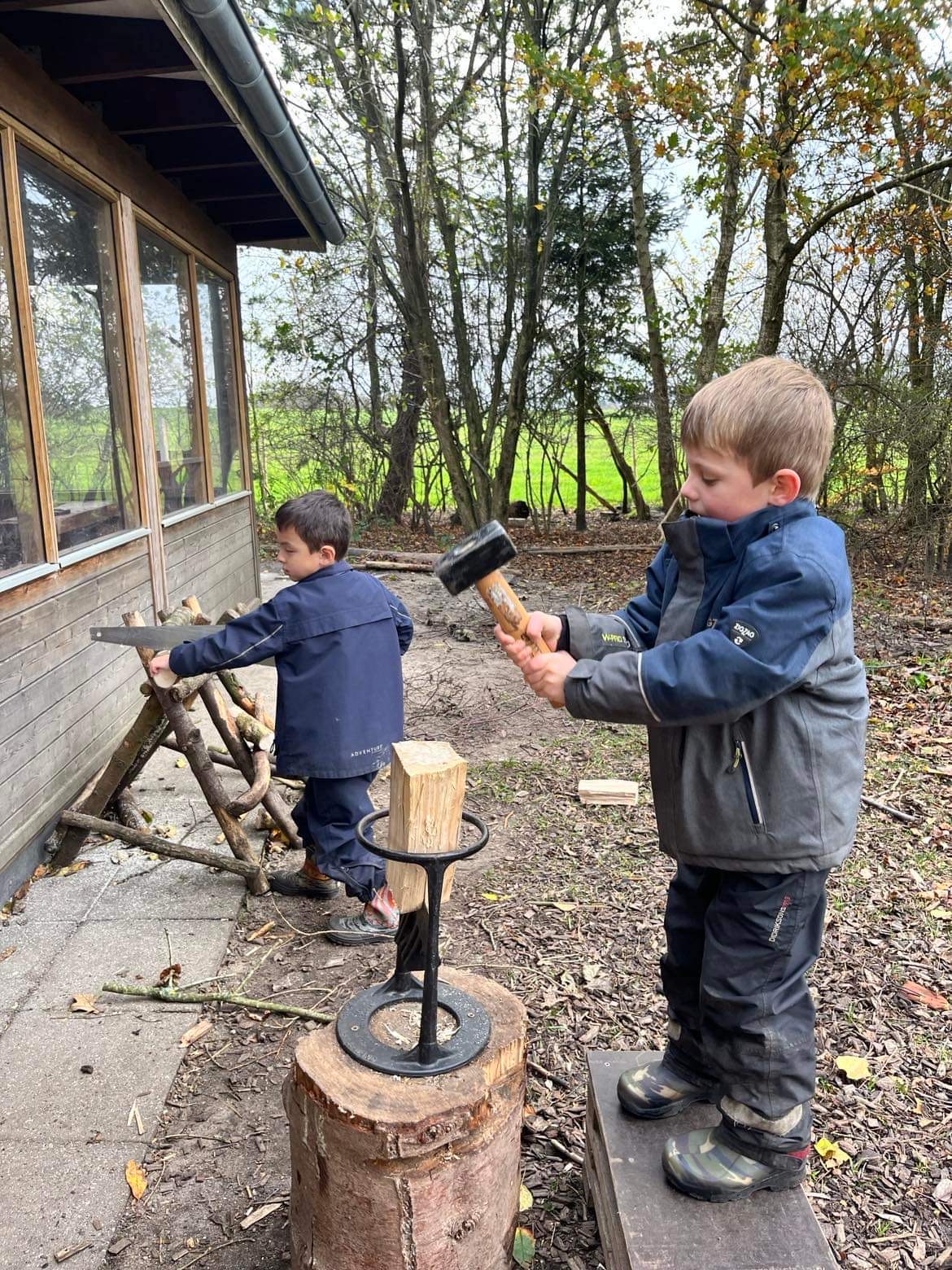 Børn arbejder med træ i naturbørnehaven
