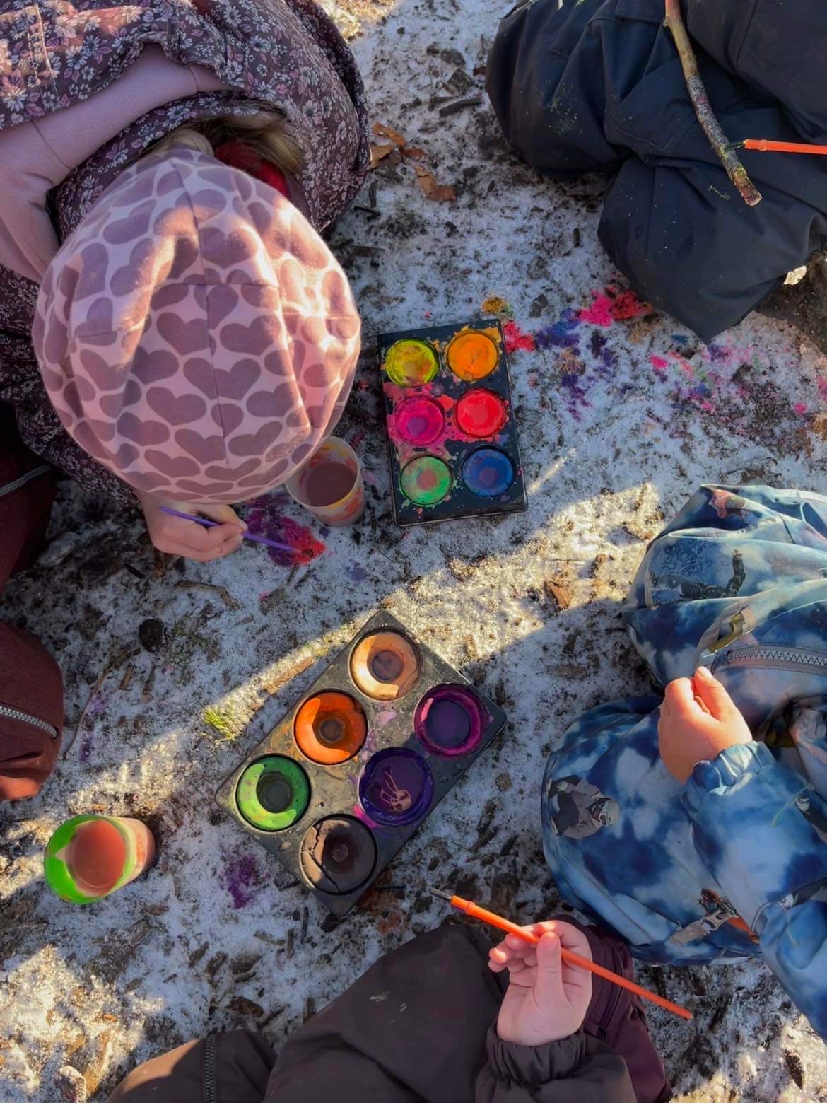 Børn maler på blade i naturbørnehaven