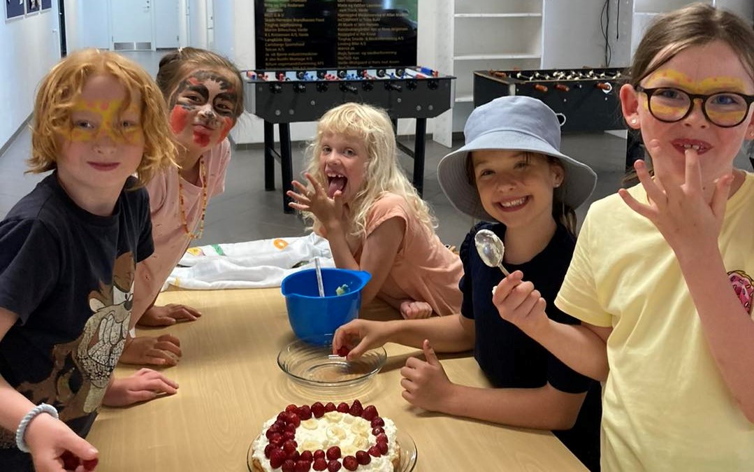 SFO børn laver lagkage sammen på friskolen i Mejls