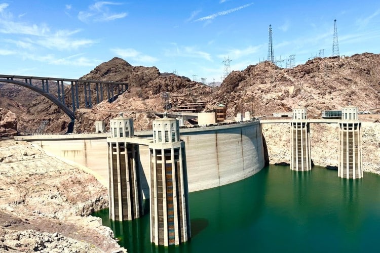 Hoover Dam ses ofte i film og viser vandenergiens kræfter