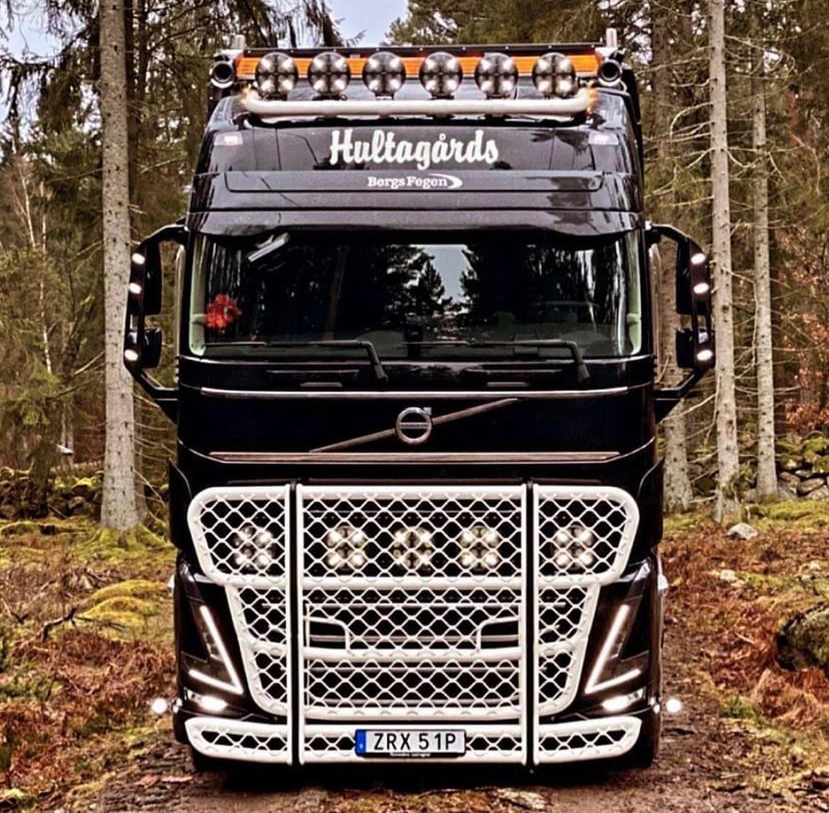 Volvo lastbild med ett snyggt gult frontskydd så kallat älgstaket.