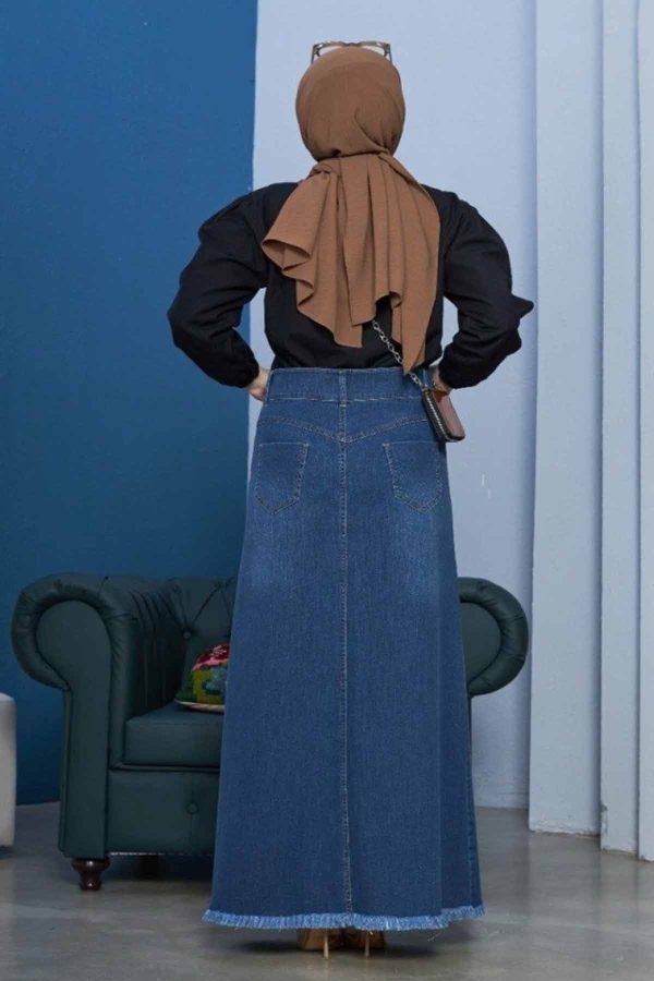 ⁦تنورة جينز مزينة بشراشيب أزرق غامق⁩ - الصورة ⁦4⁩