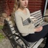Kvinde klædt i strikket bluse med striber