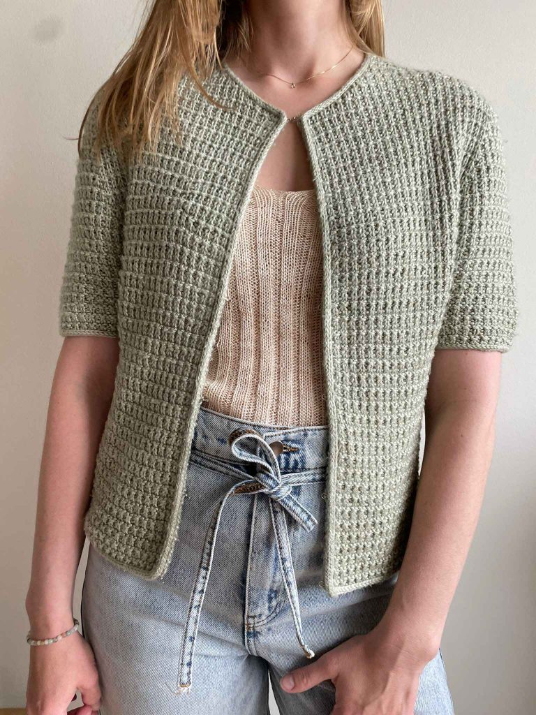 Kvinde i strikket jakket