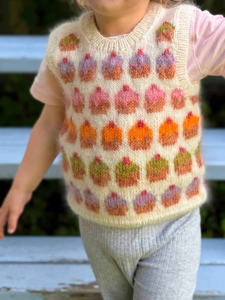 Strikket vest til børn med kager på