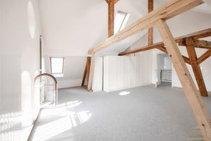 Wohnung München Isarvorstadt Ludwigsvorstadt Glockenbach: Luxus Altbau Wohnung mit Galerie, Parkett, Säulen, Schrägen, sehr angenehme Räumhöhe