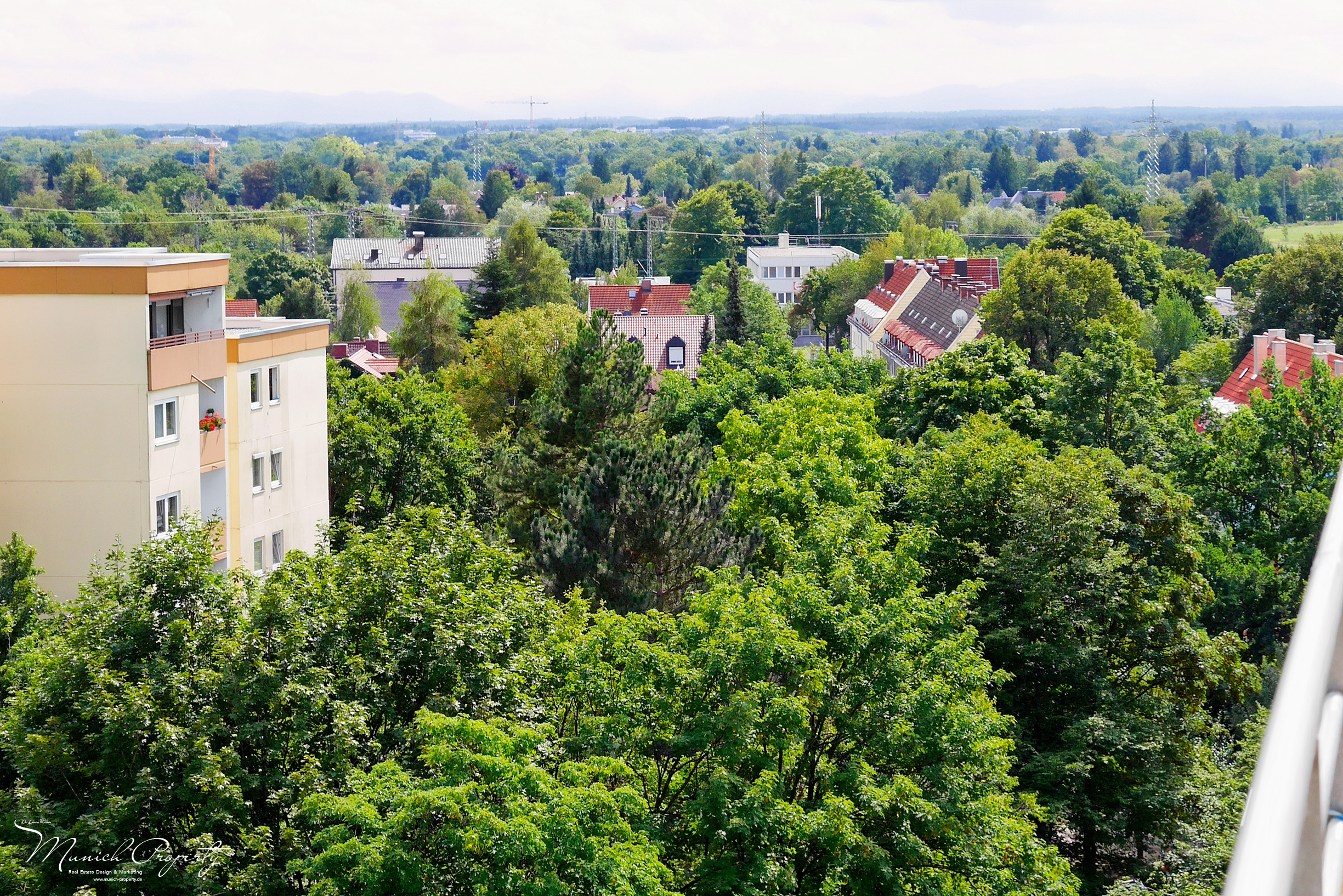 Zu Verkaufen: Attraktive Penthouse Wohnung mit 2 Dachterrassen, Alpenblick & Swimmingpool in München West Pasing-Neuaubing: Blick ins Grüne von der Dachterrasse