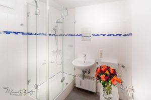 Wohnung mieten in München: Weißes Badezimmer