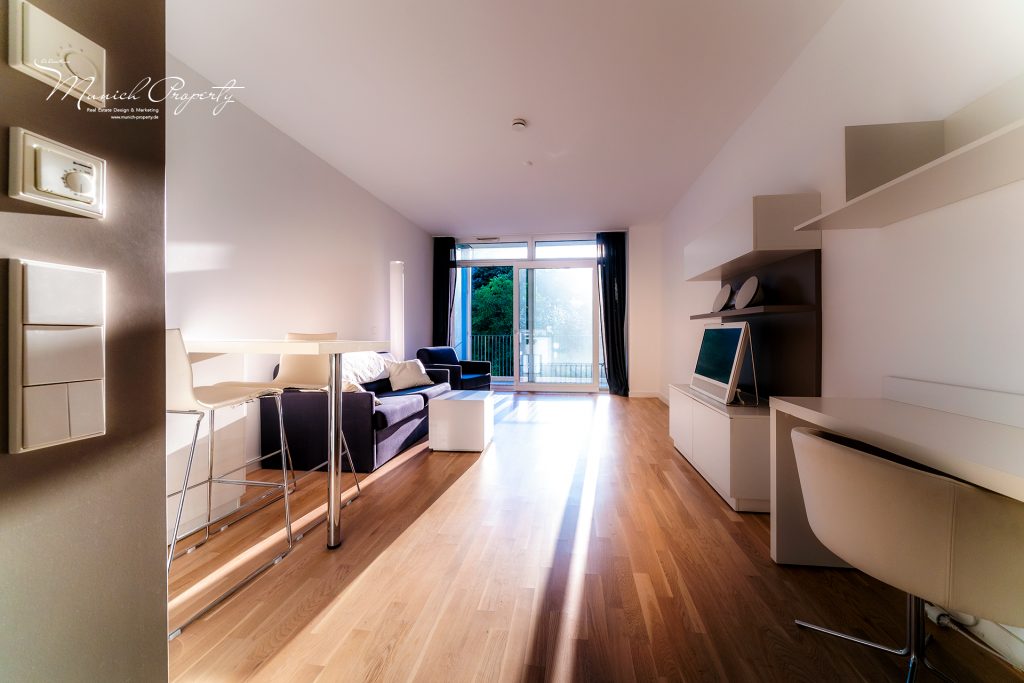 Stilvolles Apartment mit Balkon, Einbauschränken, Designerbad, offener