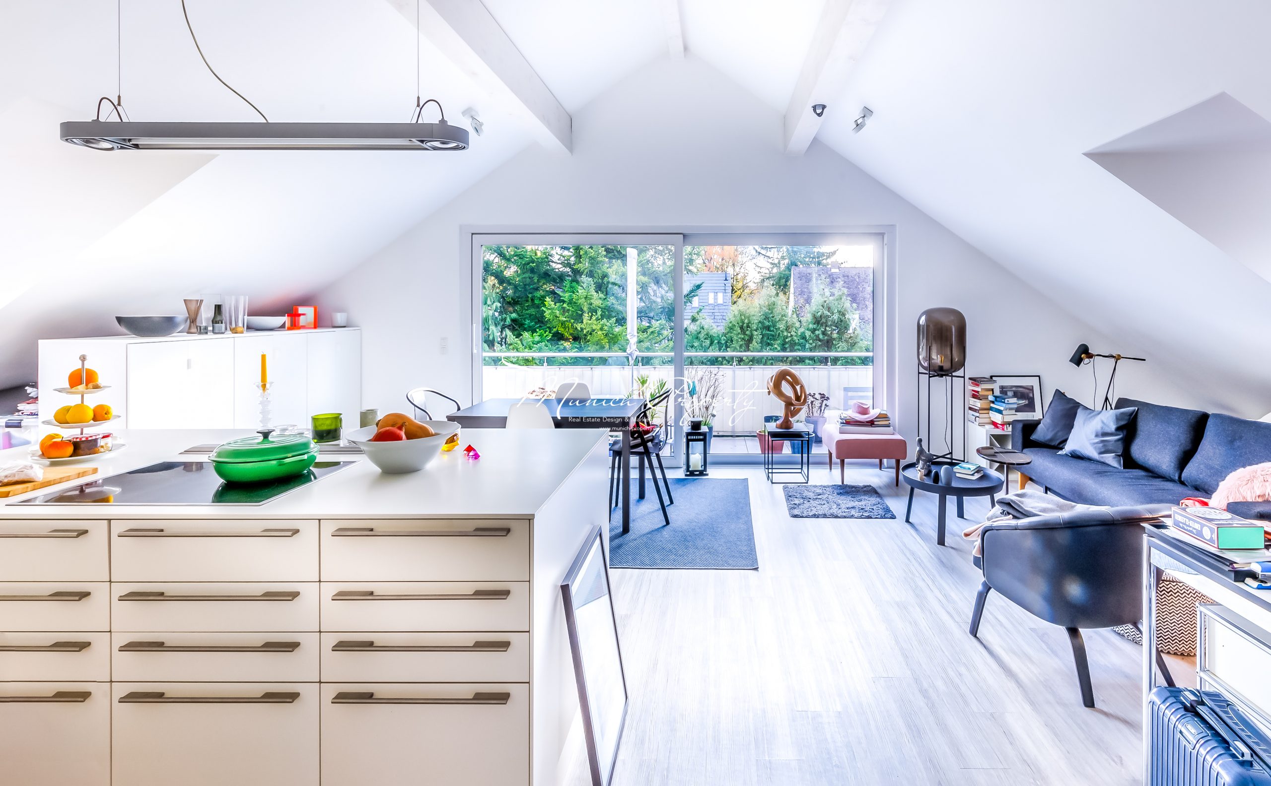 FOR SALE: Ihr grünes Paradies in Bogenhausen: Traumhafte Dachterrassenwohnung mit herrlichem Blick ins Grüne