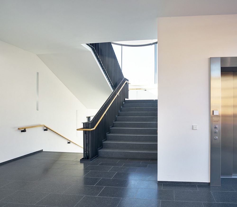 Treppenhaus modern Gebäude Fenster Aufzug