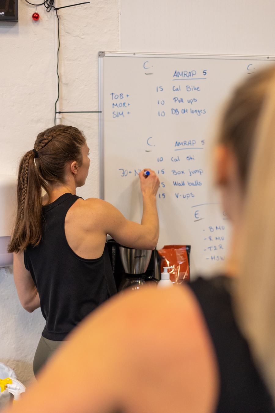 An image showing someone explaining how to score the Ho Ho Oh No workout