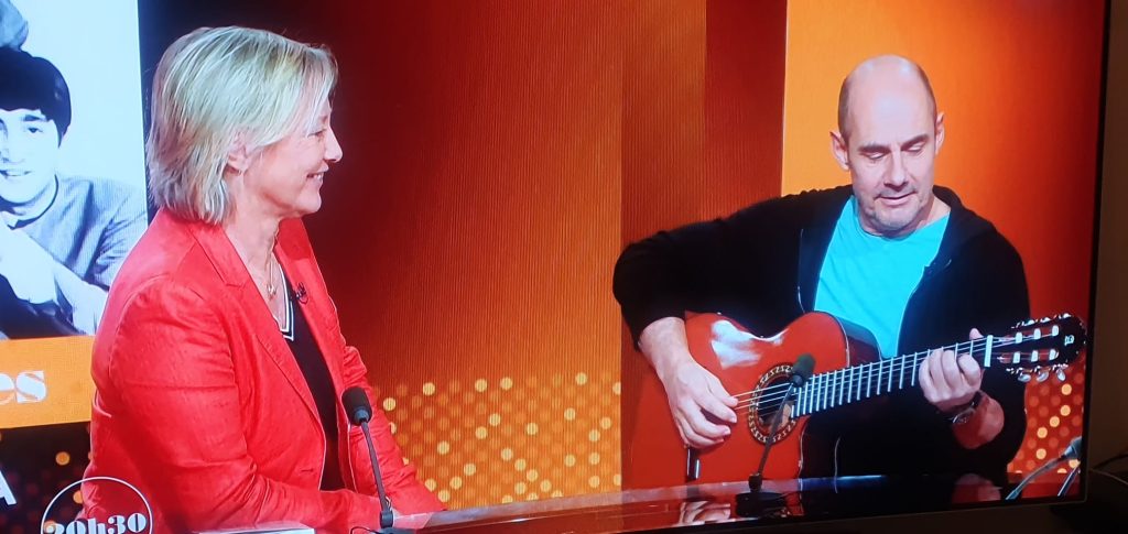 Une surprise pour Bernard Campan ! une guitare classique Alhambra de Musicali