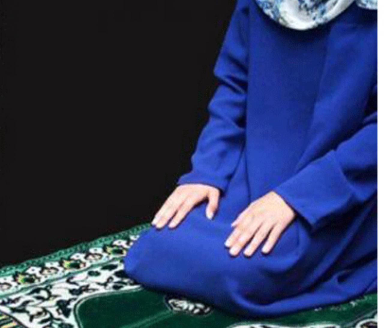 Muslim lady praying