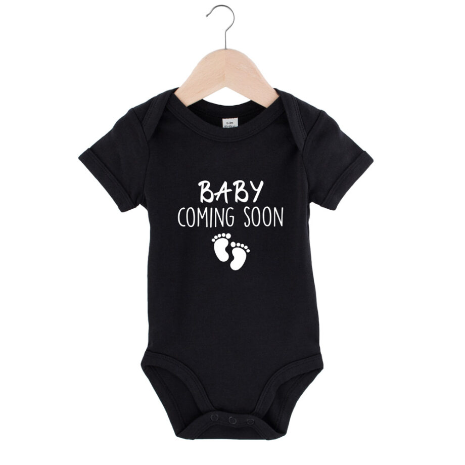 baby coming soon, baby romper, leuke baby romper, baby romper met tekst, grappige baby romper, schattige baby romper, gepersonaliseerde baby romper, baby romper met naam, babykleding, babycadeau, kraamcadeau, originele baby romper, baby romper cadeau, newborn romper, baby outfit, rompertje met print, rompertje met tekst, lieve baby romper, stoere baby romper, unieke baby romper, baby mode, baby rompertje, rompertje met naam, baby shower cadeau, kado voor baby, baby fashion, baby essentials, katoenen baby romper, comfortabele baby romper, hippe baby romper, trendy baby romper, romper met quote, eco baby romper, duurzame babykleding, genderneutrale baby romper, baby romper jongen, baby romper meisje, babykleertjes, rompertje als cadeau, baby first outfit, leuke baby outfits