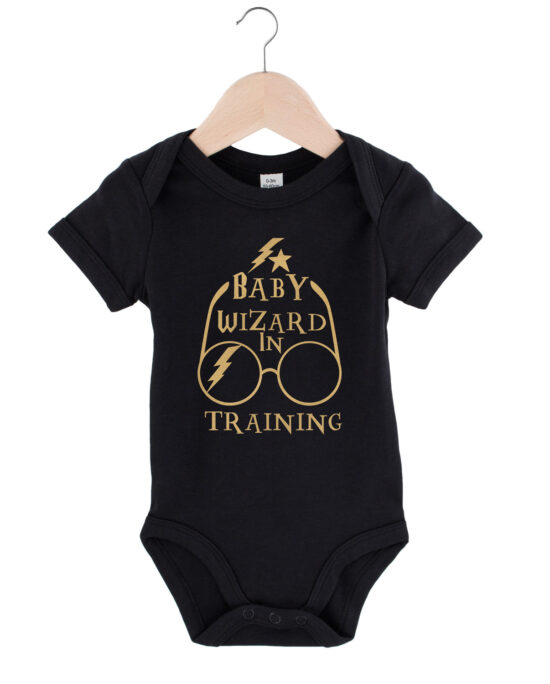 baby wizard in training, baby romper, leuke baby romper, baby romper met tekst, grappige baby romper, schattige baby romper, gepersonaliseerde baby romper, baby romper met naam, babykleding, babycadeau, kraamcadeau, originele baby romper, baby romper cadeau, newborn romper, baby outfit, rompertje met print, rompertje met tekst, lieve baby romper, stoere baby romper, unieke baby romper, baby mode, baby rompertje, rompertje met naam, baby shower cadeau, kado voor baby, baby fashion, baby essentials, katoenen baby romper, comfortabele baby romper, hippe baby romper, trendy baby romper, romper met quote, eco baby romper, duurzame babykleding, genderneutrale baby romper, baby romper jongen, baby romper meisje, babykleertjes, rompertje als cadeau, baby first outfit, leuke baby outfits