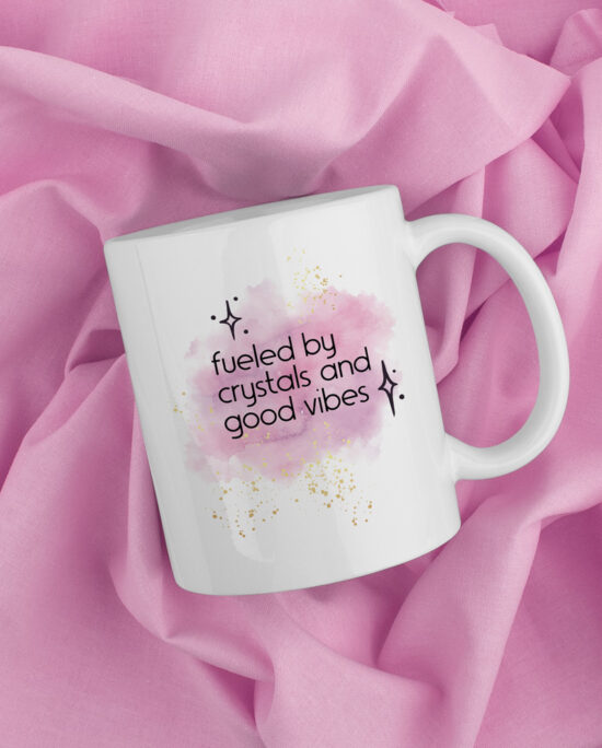 fueled by crystals and good vibes, spiritueel cadeau, mok, koffiemok, koffiemok cadeau, cadeau koffiemok, tasse à café cadeau, gift, coffee lover gift, fun, leuke koffiemok, grappige koffiemok, grappig cadeau, bureau mok, witte koffiemok bureau met bedrukking