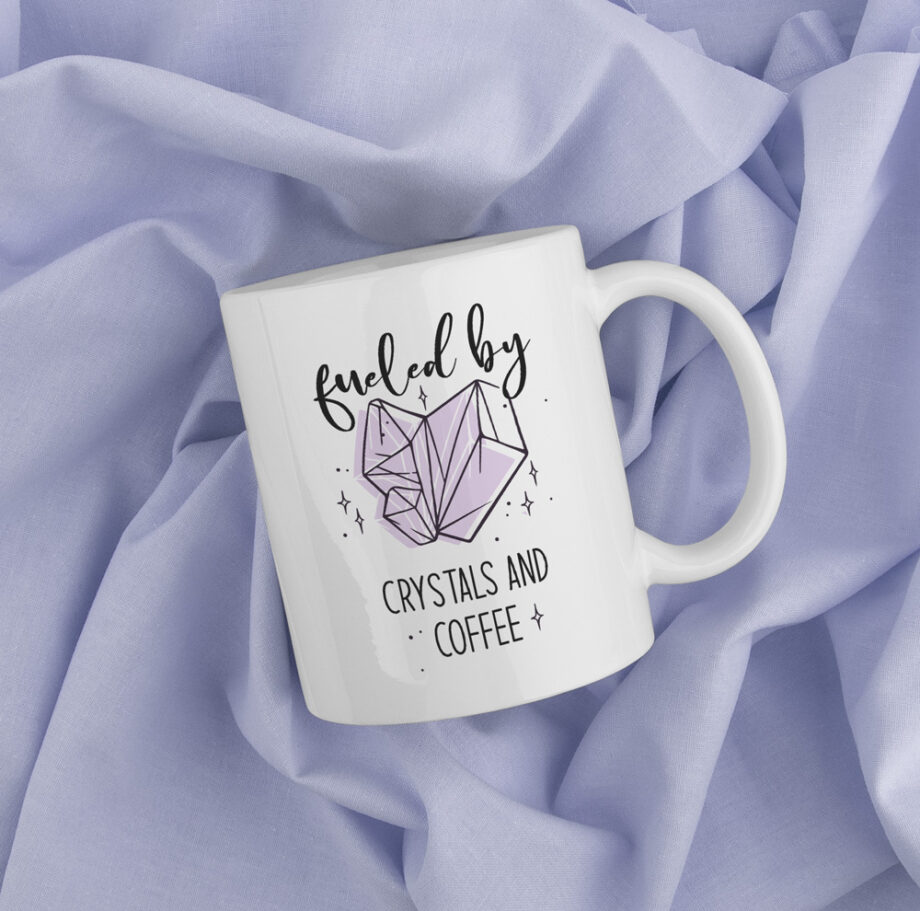 fueled by crystals and coffee, spiritueel cadeau, mok, koffiemok, koffiemok cadeau, cadeau koffiemok, tasse à café cadeau, gift, coffee lover gift, fun, leuke koffiemok, grappige koffiemok, grappig cadeau, bureau mok, witte koffiemok bureau met bedrukking