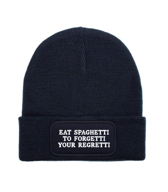 eat spaghetti to forgetti your regretti, eat spaghetti to forgetti your regretti beanie, eat spaghetti to forgetti your regretti muts, grappige mode, pasta accessoires, comfort food fashion, cozy wintermuts, hippe streetwear, Italiaanse vibes, gift voor foodies, trendy muts