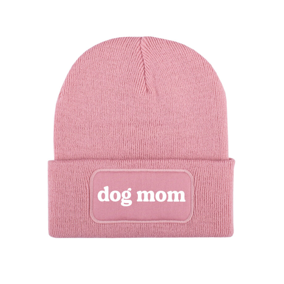 dog mom, dog mom beanie, hondenmama muts, fashion voor hondenliefhebbers, casual winteraccessoires, hondenliefhebber cadeau, streetwear muts, statement beanie, hippe muts, hondenaccessoires