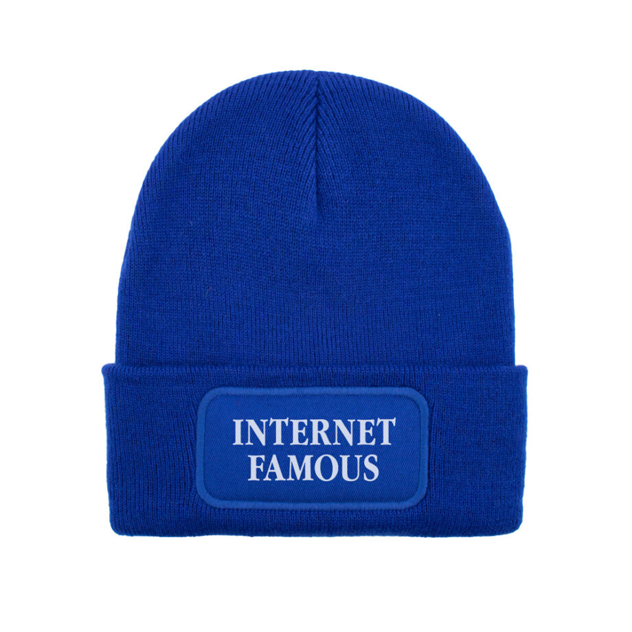 Internet Famous beanie, Internet Famous muts, influencer fashion, social media accessoires, trendy beanie, statement muts, streetwear, TikTok outfit, viral fashion, casual wintermode