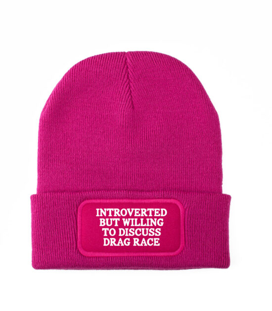 Drag Race beanie, Drag Race muts, introvert fashion, LGBTQ+ accessoires, queer fashion, Pride beanie, popcultuur mode, statement muts, comfy streetwear, unieke wintermode