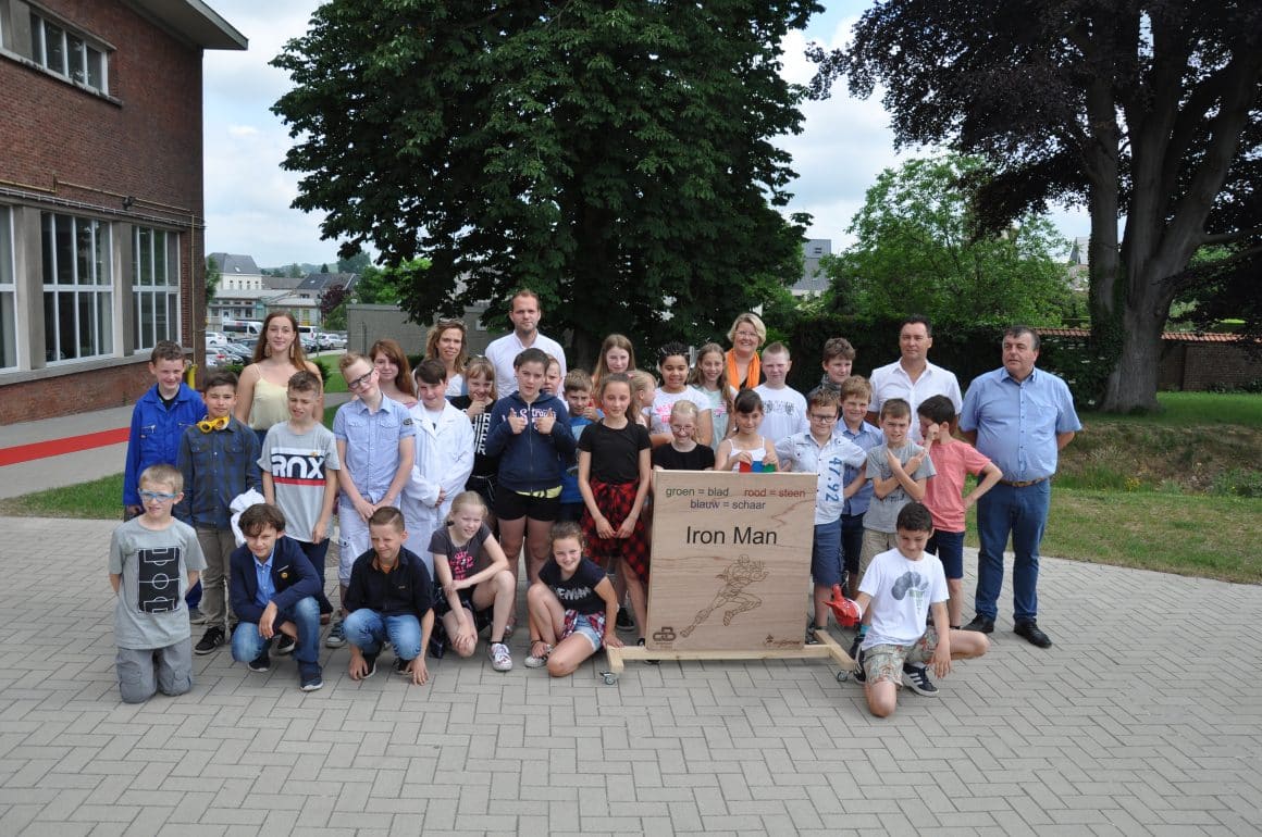 De inhuldiging van de Superheldenhandschoen op de lagere school