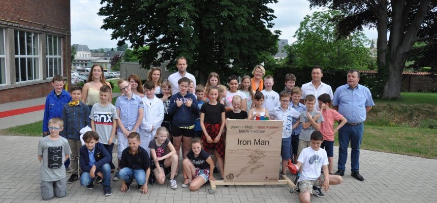 De inhuldiging van de Superheldenhandschoen op de lagere school