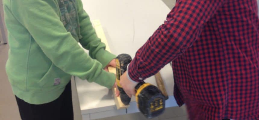 De leerlingen van de lagere school gaan op bezoek in de technische school