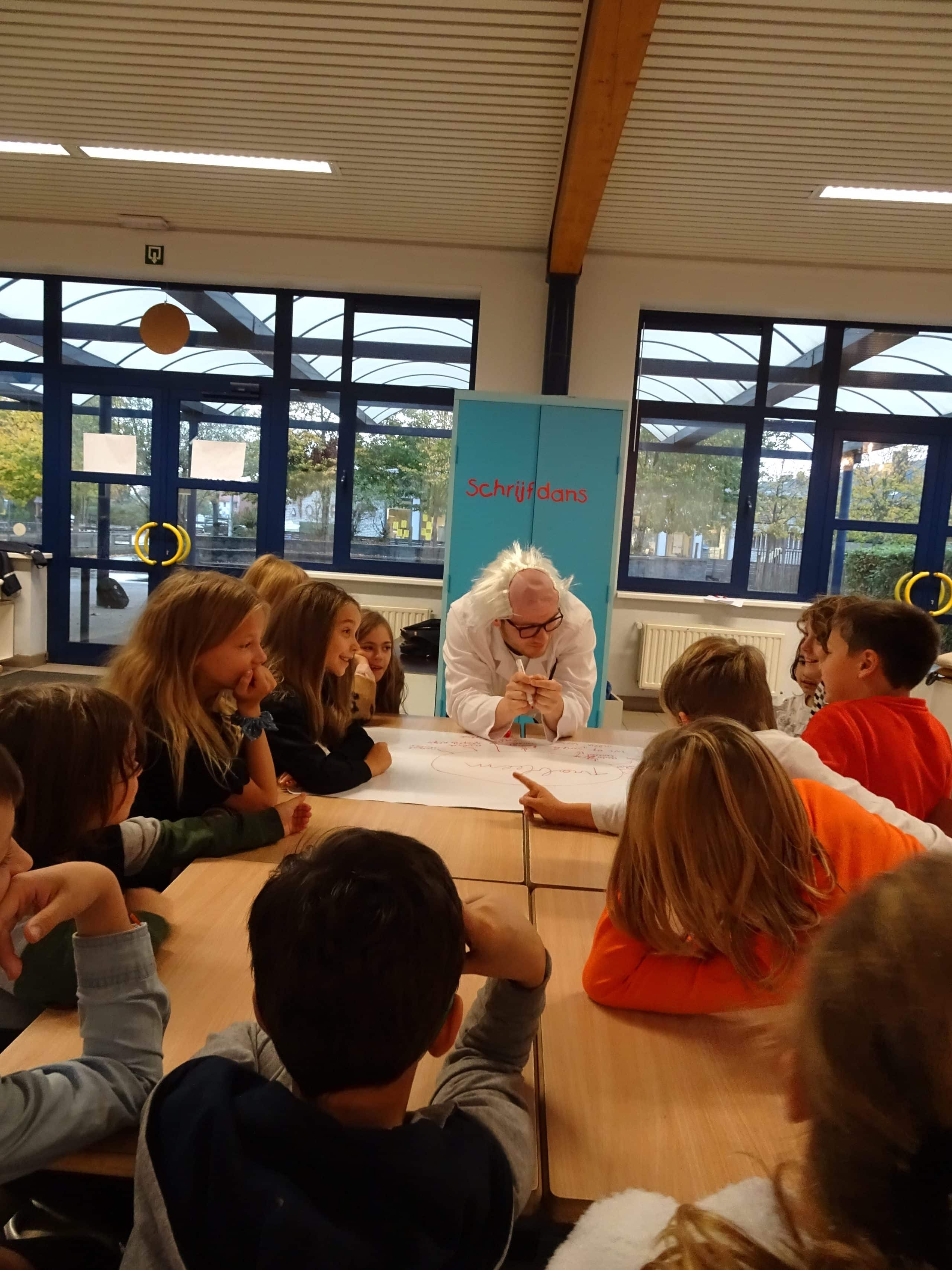 Creativiteitssessie in lager onderwijs door hogeschoolstudenten