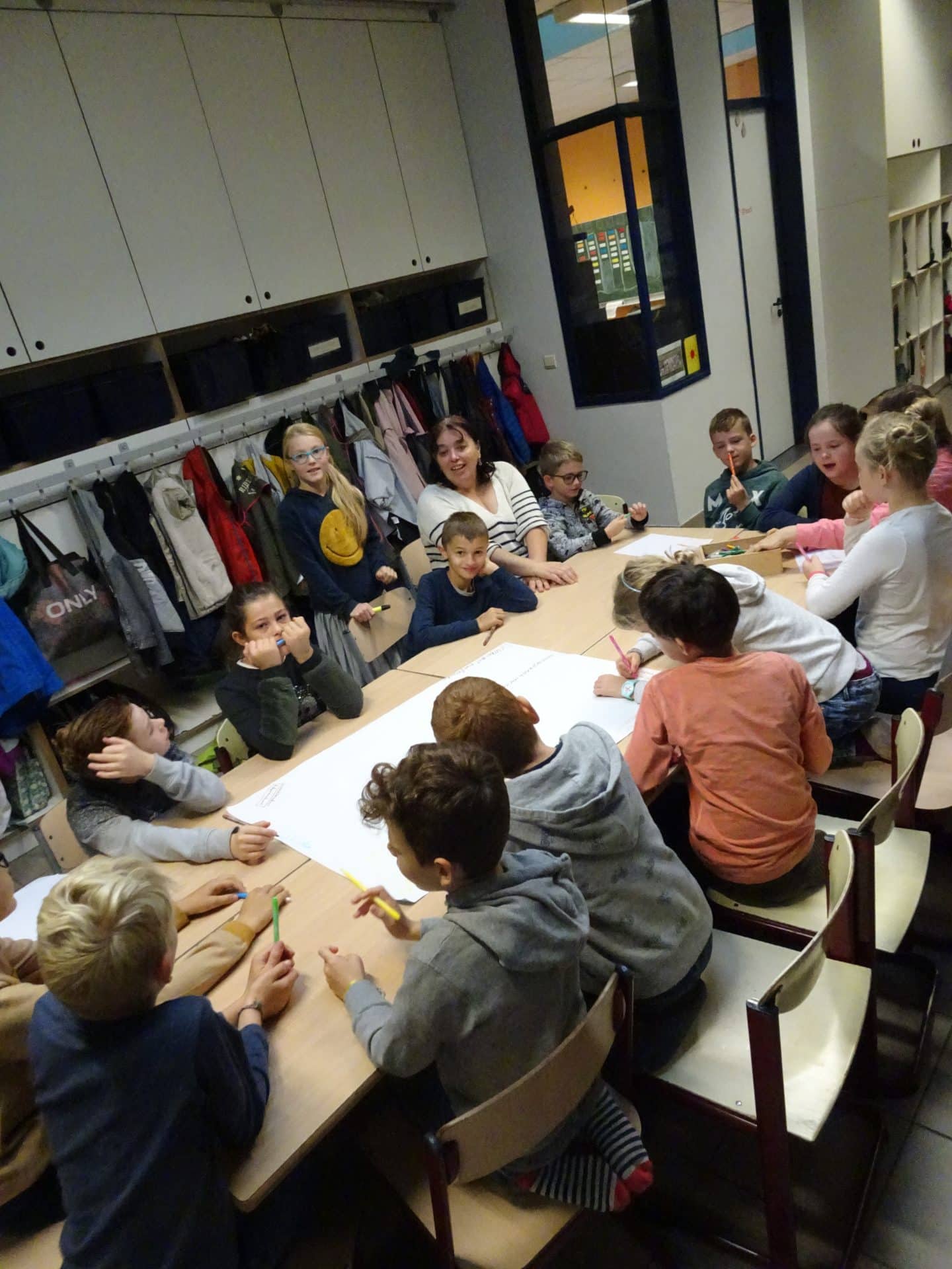 Creativiteitssessie in lager onderwijs door hogeschoolstudenten