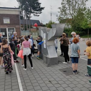 De leerlingen in actie met de Robota Klussanias!