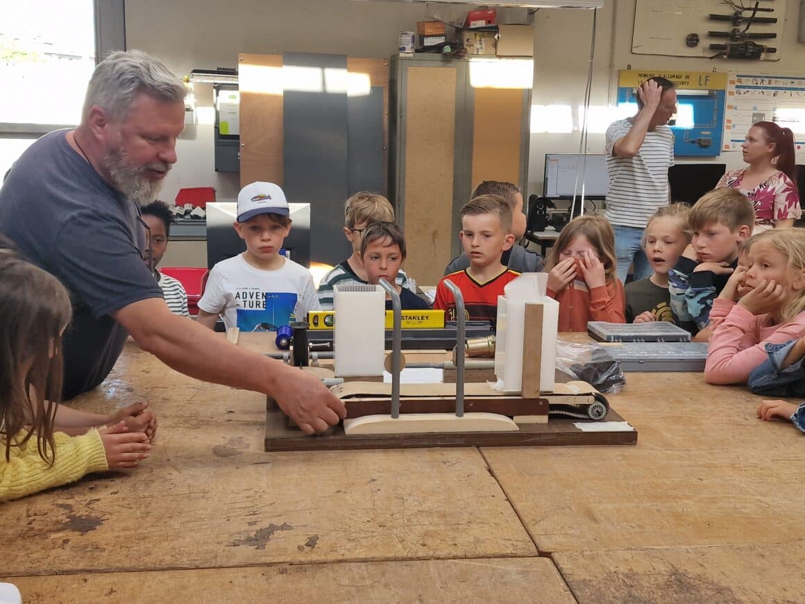 Vandaag kwamen de kinderen op bezoek in de technische school