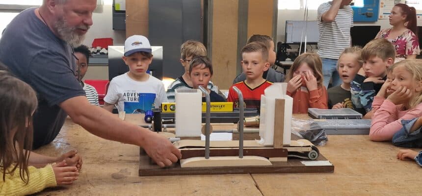 Vandaag kwamen de kinderen op bezoek in de technische school