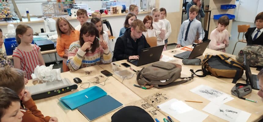 Leerlingen lager onderwijs komen nog eens piepen. Leerlingen lager onderwijs komen nog eens piepen.