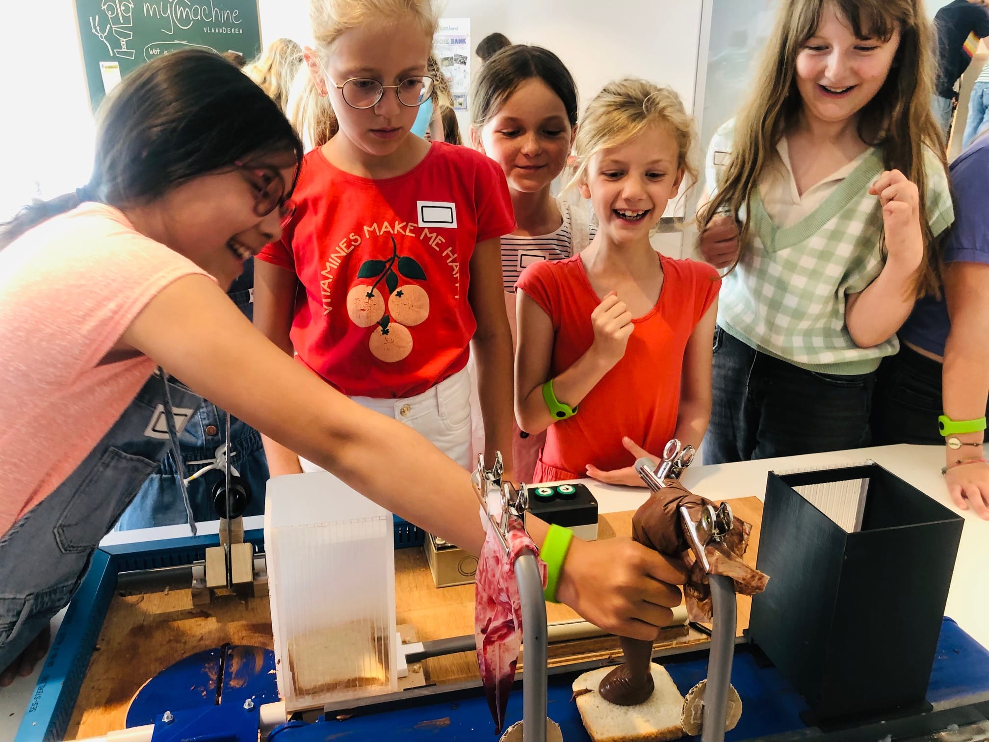 Kinderen bewonderen droommachines op MyMachine expo in Technopolis: kijken mag, aankomen moet!