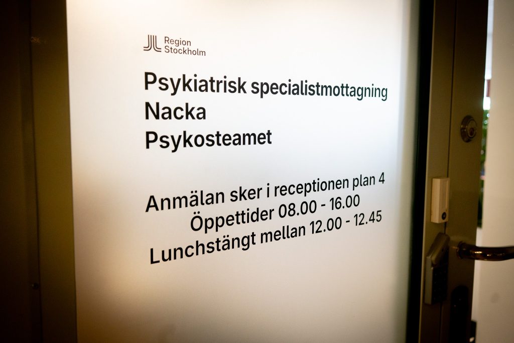 Skylt över Nacka psykiatriska specialistmottagning som hjälper patienter med psykossjukdom