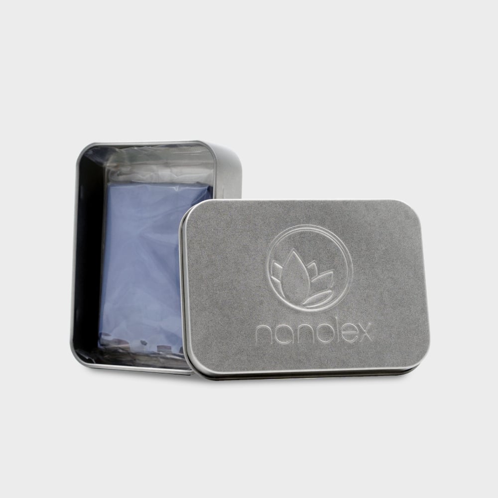 Blaue Verpackung Nanolex Clay Bar Reinigungsknete auf weißem Hintergrund