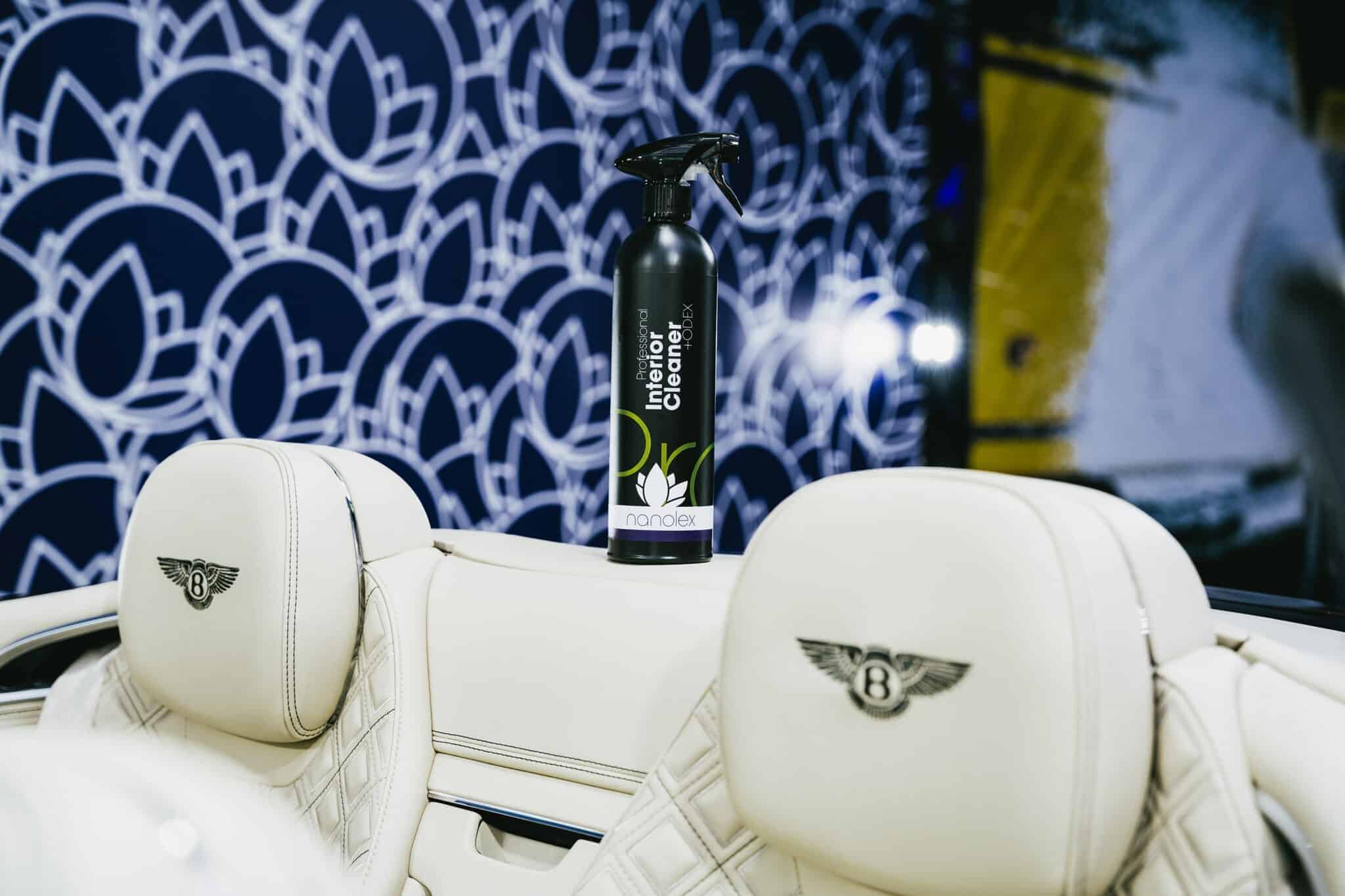 Nanolex Professional Interior Cleaner Odex Anwendung im Fahrzeuginnenraum zur Reinigung und Geruchsneutralisierung