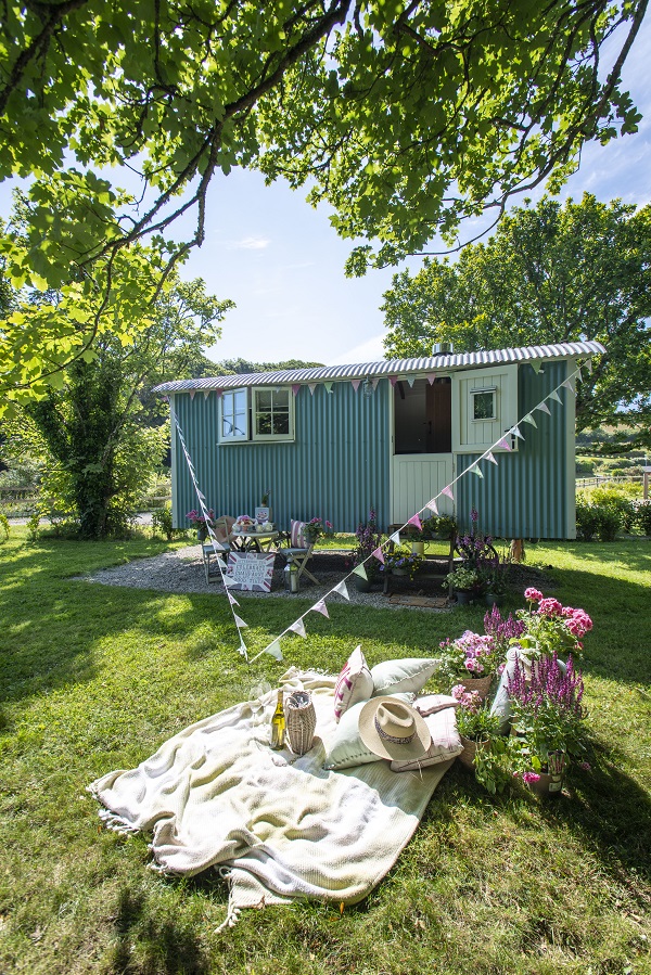 Gwithian Shepherds Hut with picnic space