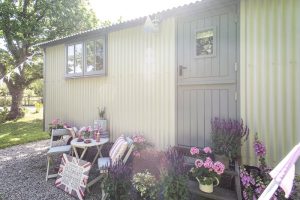 outdoor dining Shepherds Hut Godrevy