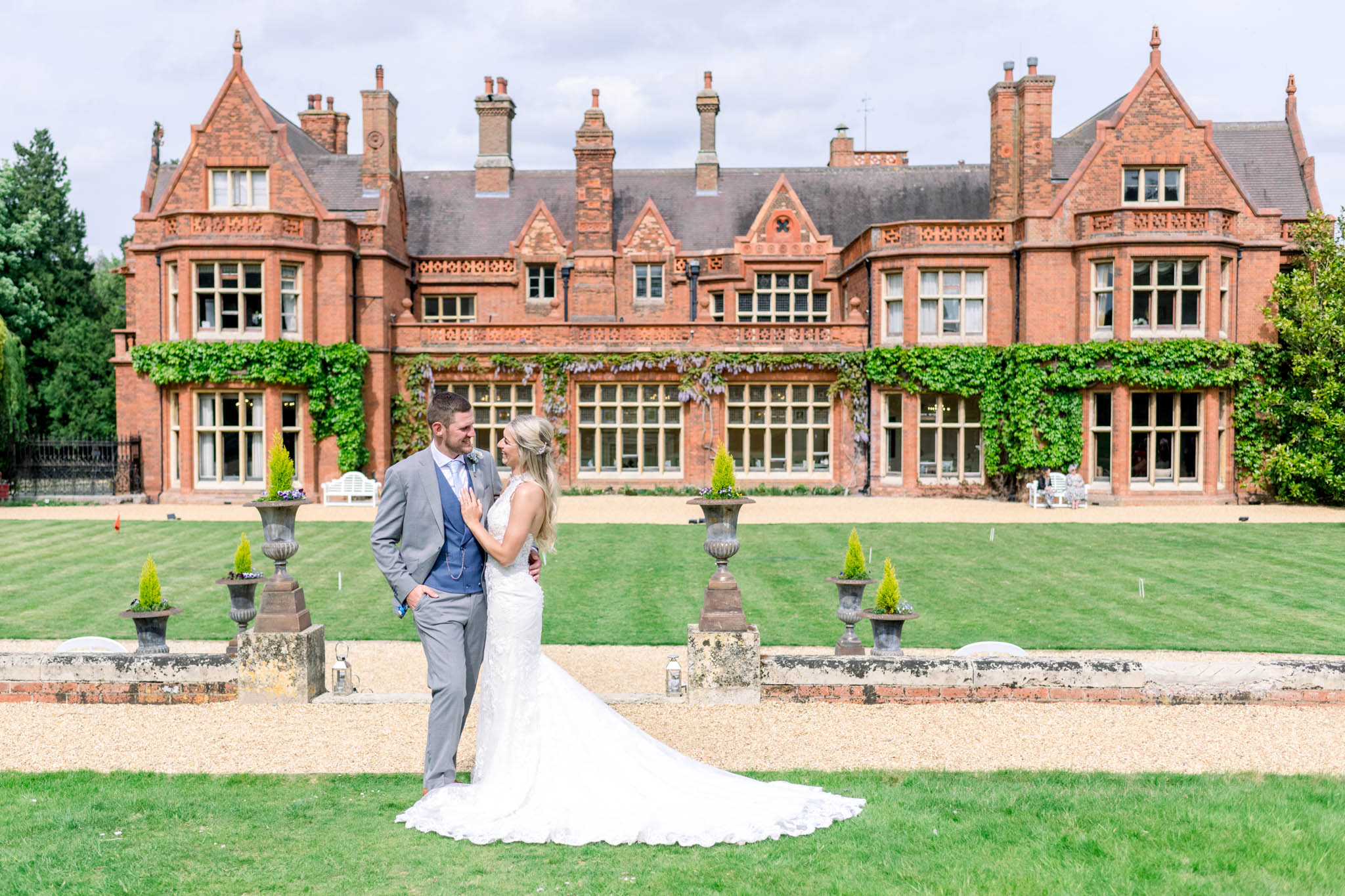 https://usercontent.one/wp/www.natalieandmax.co.uk/wp-content/uploads/2022/05/NG-Holmewood-Hall-Wedding-Photography-by-Natalie-and-Max-Photo-and-Films-479.jpg?media=1711985334